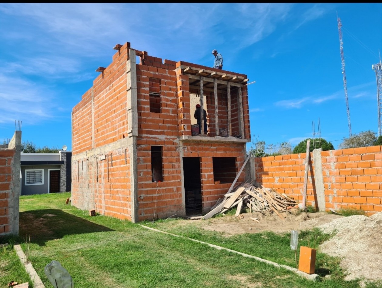 DUPLEX en construccion a 50 mts de la AV.79 de acceso a la Localidad