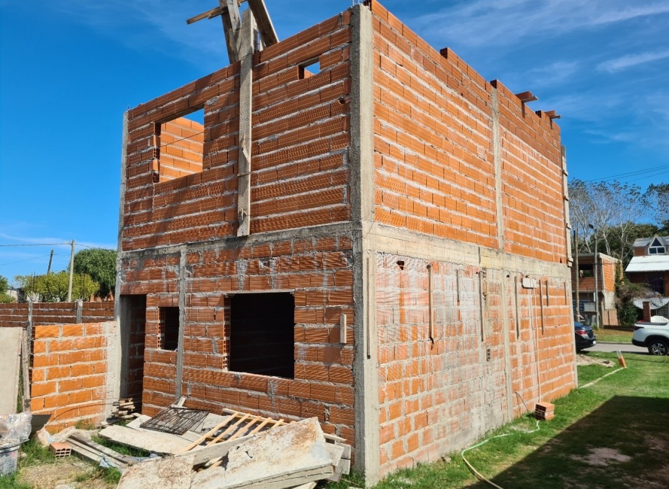 DUPLEX en construccion a 50 mts de la AV.79 de acceso a la Localidad