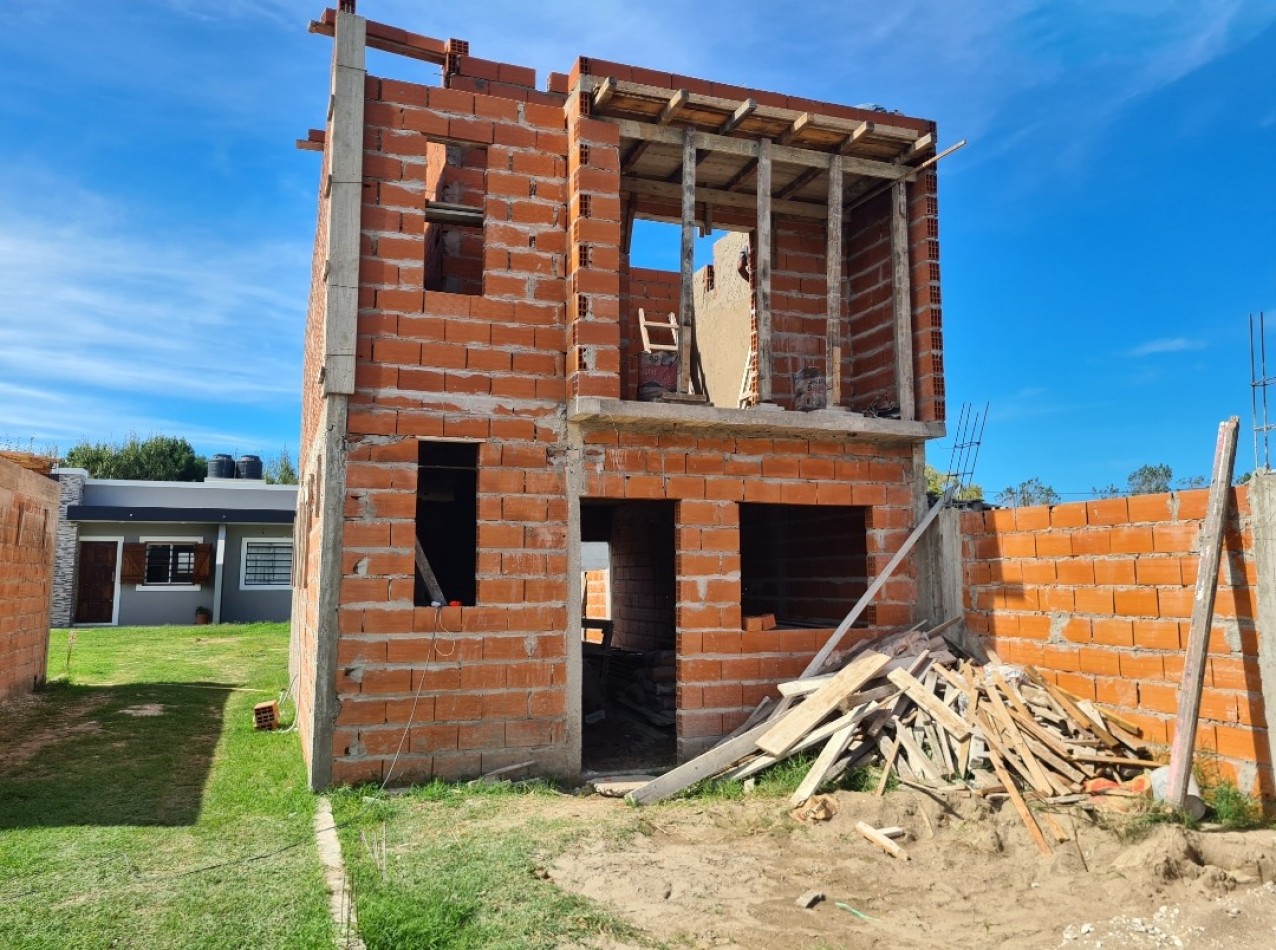 DUPLEX en construccion a 50 mts de la AV.79 de acceso a la Localidad