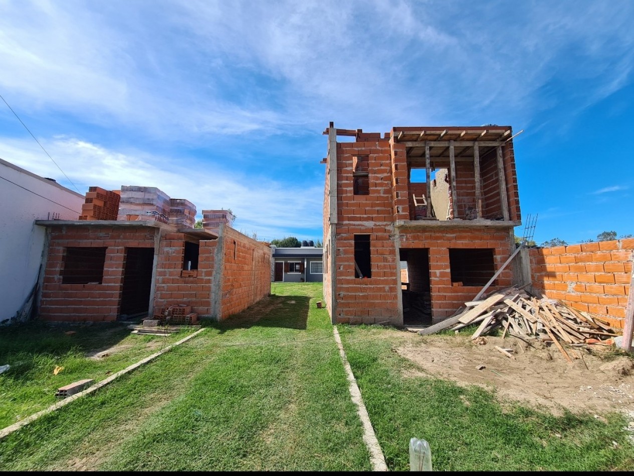 DUPLEX en construccion a 50 mts de la AV.79 de acceso a la Localidad