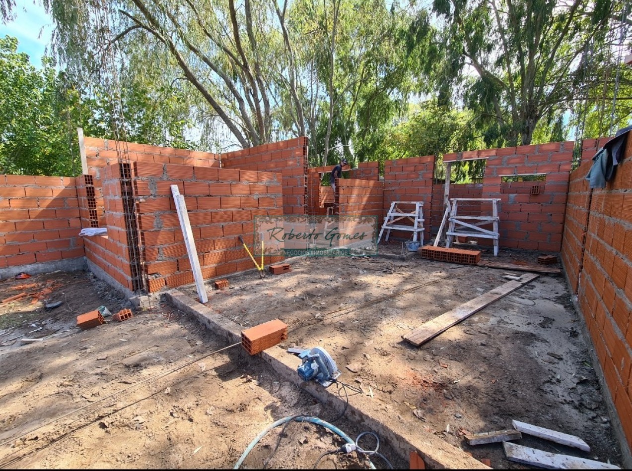 CHALET A 1 CUADRA DE AV.94 MAR DEL TUYU (pozo).