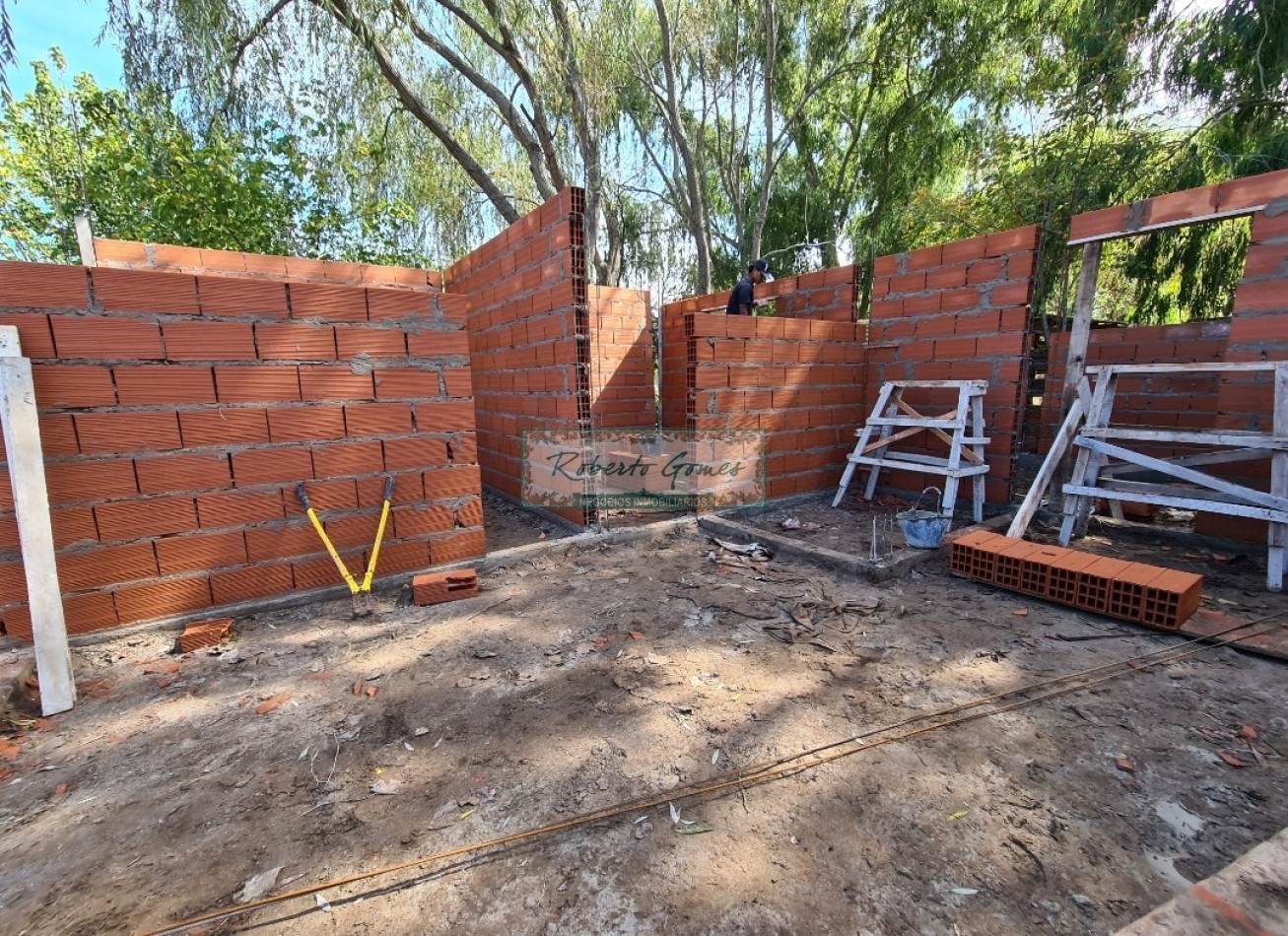 CHALET A 1 CUADRA DE AV.94 MAR DEL TUYU (pozo).